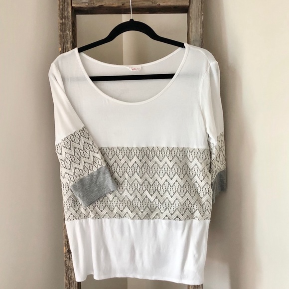 🤩 Detailed White Boutique Top - Picture 2 of 6